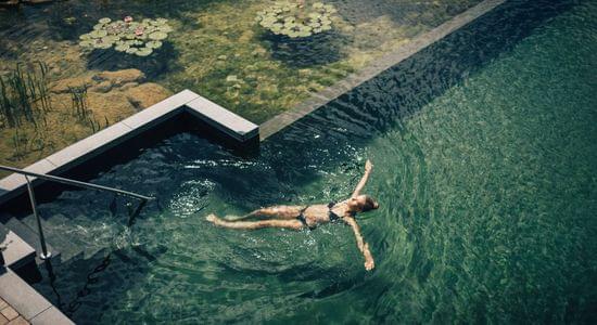 Torghele's Wald + Fluh - Wellnesshotel im Allgäu - Bergquell Badeteich
